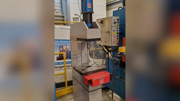Używana prasa hydropneumatyczna EMG 6,9T-100-25